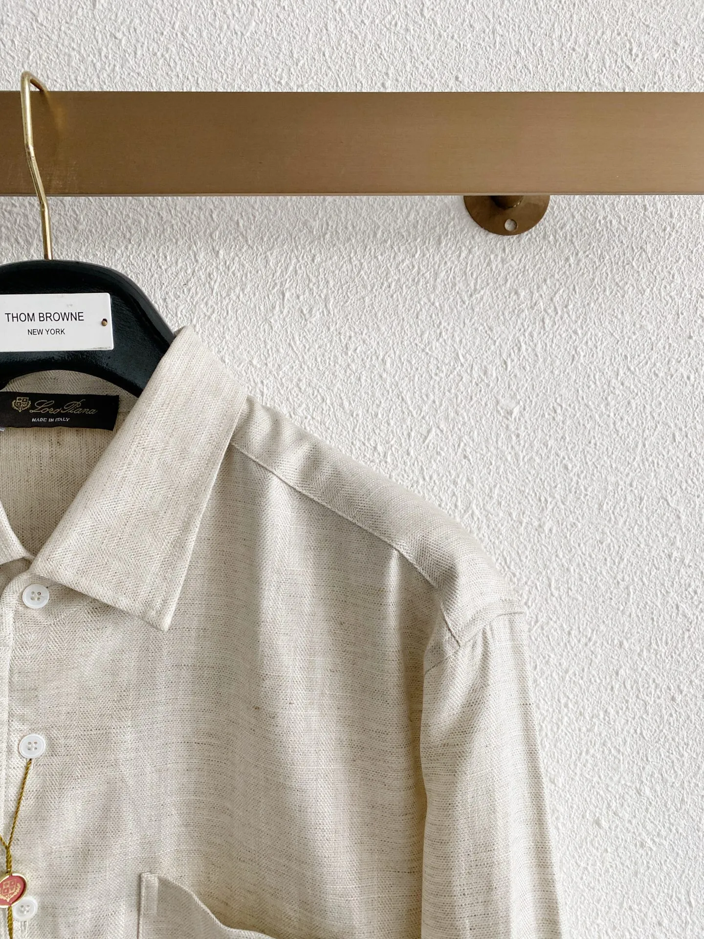 Loro Piana Tencel linen quiet luxury long-sleeved shirt Fabric characteristics: This high-quality fabric is made of Tencel + linen blend. The common ratio is 75% Lyocell Tencel and 25% linen, which takes into account the advantages of the two materials; Linen has its own natural fine texture, breathable and full, and has excellent heat dissipation when worn in spring and summer. It is not easy to sweat and stick to the body in hot weather; Tencel complements the shortcomings of pure linen, which is easy to wrinkle and rough to the touch. The fabric drape is better, feels smooth and soft against the skin, and will not prick the skin; the fabric has a matte high-end texture without dazzling gloss, which is in line with the quiet luxury of old money. Style and details: The collar is neat and standard with a pointed collar, and the collar has been shaped so that it is not easy to fold and collapse in daily life. It is suitable for casual wear with one or two buttons unbuttoned, and can also be neatly matched with a tie for light business scenes; it is loose and slightly dropped at the shoulders, and is very tolerant of body shapes with wide shoulders, slippery shoulders, and fat on the upper body, and the upper body is not tight and loose; The simple single patch pocket on the left chest is an iconic low-key design, which increases practicality without destroying the overall simple look; the cuffs of a regular formal shirt can be rolled up at will to create a casual atmosphere; the arc hem design is suitable for either tucking into the waistband or wearing it outside. Color matching: There are two basic colors in total. Pure white is suitable for bright wearing scenes, and oatmeal color has its own native linen tone, which is more resistant to daily dirt. Sizes:M-4XL